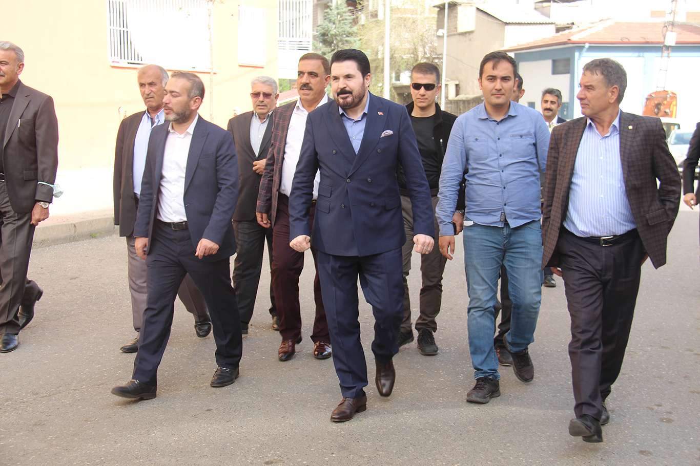 Savcı Sayan'dan Diyarbakır'da eylem yapan anne ve babalara destek ziyareti Savcı Sayan'dan Diyarbakır'da eylem yapan anne ve babalara destek ziyareti